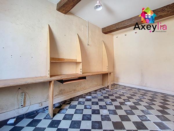 La Pacaudière (42310) A VENDRE - LA PACAUDIERE - GRANDE MAISON DE VILLAGE AVEC COUR