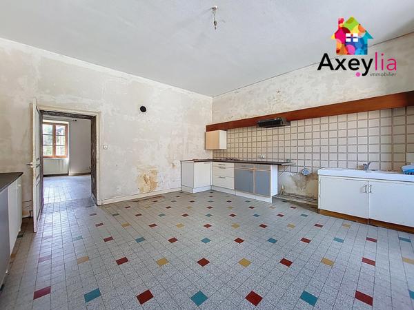 La Pacaudière (42310) A VENDRE - LA PACAUDIERE - GRANDE MAISON DE VILLAGE AVEC COUR