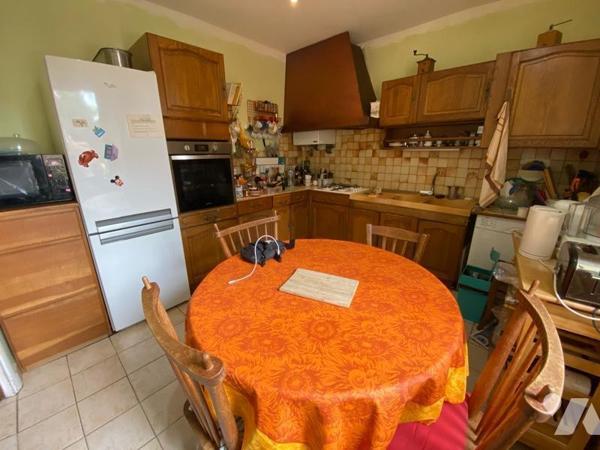 Une maison en pierre composée
Au rdc: une entrée desservant une véranda, un séjour salon, une ...