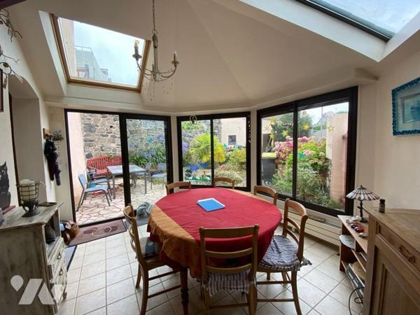 Une maison en pierre composée
Au rdc: une entrée desservant une véranda, un séjour salon, une ...