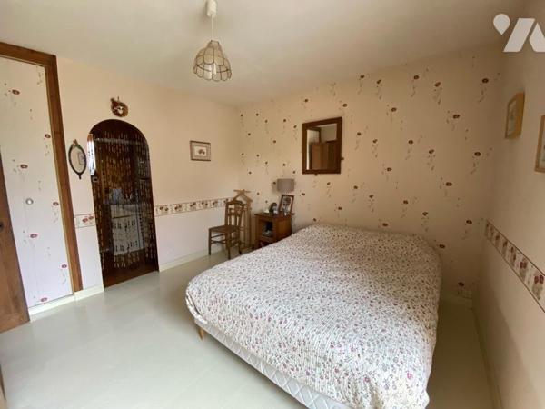 Une maison en pierre composée
Au rdc: une entrée desservant une véranda, un séjour salon, une ...