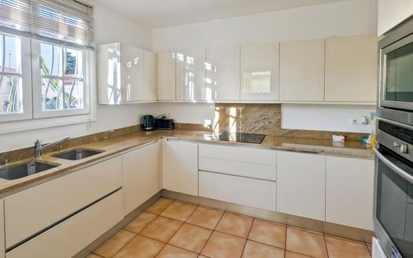 Appartement à louer    2 pièces • 74,60 m2 Cannes