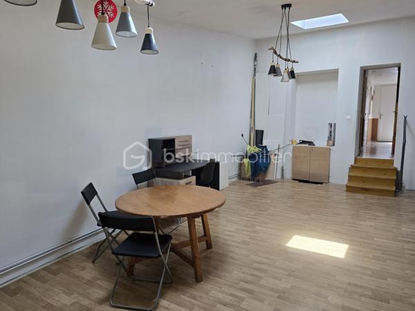 Située au cœur de Saint-Just-en-Chaussée, une commune recherchée offrant toutes les commodités à pied (écoles, commerces) et une gare reliant Paris Nord en seulement 45 minutes, découvrez cette maison mitoyenne de village de 75m² habitables offrant un excellent potentiel d'aménagement.

Un agencement fonctionnel et évolutif :

Rez-de-chaussée : Une belle entrée dessert une première pièce modulable, idéale pour un espace bureau ou une petite chambre. Vous accédez ensuite à une grande pièce de vie lumineuse ouverte sur la cuisine. Une salle d'eau, un WC indépendant et une buanderie à aménager complètent ce niveau.

À l'étage : L'espace nuit se compose actuellement de deux petites chambres. Grâce à une cloison facilement abattable, vous pourrez très aisément transformer cet étage en une superbe chambre parentale spacieuse.

Les extérieurs et prestations :
À l'extérieur, vous profiterez d'une terrasse et d'un jardin clos, un véritable atout pour les beaux jours. Côté technique, la maison est raccordée au tout-à-l'égout et dispose d'un système de chauffage électrique.

L'avis de votre conseiller :
Quelques travaux de modernisation sont à prévoir, ce qui fait de ce bien une opportunité rare pour façonner un intérieur entièrement à votre goût ou pour réaliser un investissement locatif performant et stratégique à moins de 30 minutes de Beauvais.

Votre projet immobilier sur le secteur
Vous souhaitez planifier une visite ou faire estimer votre propre bien ? Spécialiste du marché immobilier local, j'interviens quotidiennement pour réaliser vos avis de valeur et vos estimations gratuites sur les communes de Saint-Just-en-Chaussée, Breteuil, Beauvais, Tillé et Allonne (60000). Contactez moi dès aujourd'hui pour concrétiser vos objectifs.