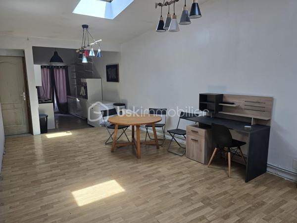 Située au cœur de Saint-Just-en-Chaussée, une commune recherchée offrant toutes les commodités à pied (écoles, commerces) et une gare reliant Paris Nord en seulement 45 minutes, découvrez cette maison mitoyenne de village de 75m² habitables offrant un excellent potentiel d'aménagement.

Un agencement fonctionnel et évolutif :

Rez-de-chaussée : Une belle entrée dessert une première pièce modulable, idéale pour un espace bureau ou une petite chambre. Vous accédez ensuite à une grande pièce de vie lumineuse ouverte sur la cuisine. Une salle d'eau, un WC indépendant et une buanderie à aménager complètent ce niveau.

À l'étage : L'espace nuit se compose actuellement de deux petites chambres. Grâce à une cloison facilement abattable, vous pourrez très aisément transformer cet étage en une superbe chambre parentale spacieuse.

Les extérieurs et prestations :
À l'extérieur, vous profiterez d'une terrasse et d'un jardin clos, un véritable atout pour les beaux jours. Côté technique, la maison est raccordée au tout-à-l'égout et dispose d'un système de chauffage électrique.

L'avis de votre conseiller :
Quelques travaux de modernisation sont à prévoir, ce qui fait de ce bien une opportunité rare pour façonner un intérieur entièrement à votre goût ou pour réaliser un investissement locatif performant et stratégique à moins de 30 minutes de Beauvais.

Votre projet immobilier sur le secteur
Vous souhaitez planifier une visite ou faire estimer votre propre bien ? Spécialiste du marché immobilier local, j'interviens quotidiennement pour réaliser vos avis de valeur et vos estimations gratuites sur les communes de Saint-Just-en-Chaussée, Breteuil, Beauvais, Tillé et Allonne (60000). Contactez moi dès aujourd'hui pour concrétiser vos objectifs.