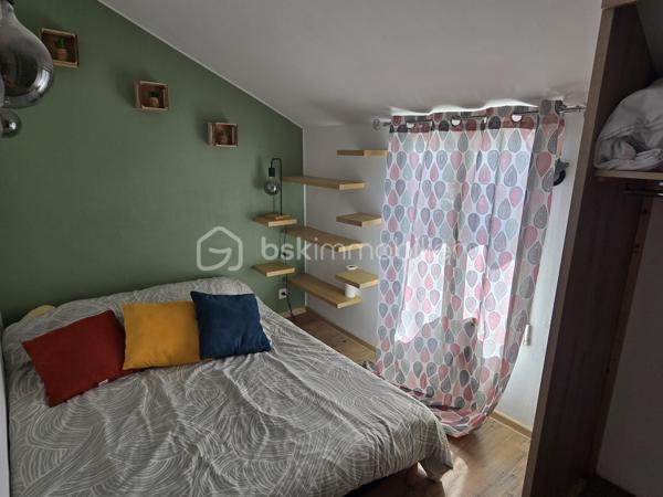 Située au cœur de Saint-Just-en-Chaussée, une commune recherchée offrant toutes les commodités à pied (écoles, commerces) et une gare reliant Paris Nord en seulement 45 minutes, découvrez cette maison mitoyenne de village de 75m² habitables offrant un excellent potentiel d'aménagement.

Un agencement fonctionnel et évolutif :

Rez-de-chaussée : Une belle entrée dessert une première pièce modulable, idéale pour un espace bureau ou une petite chambre. Vous accédez ensuite à une grande pièce de vie lumineuse ouverte sur la cuisine. Une salle d'eau, un WC indépendant et une buanderie à aménager complètent ce niveau.

À l'étage : L'espace nuit se compose actuellement de deux petites chambres. Grâce à une cloison facilement abattable, vous pourrez très aisément transformer cet étage en une superbe chambre parentale spacieuse.

Les extérieurs et prestations :
À l'extérieur, vous profiterez d'une terrasse et d'un jardin clos, un véritable atout pour les beaux jours. Côté technique, la maison est raccordée au tout-à-l'égout et dispose d'un système de chauffage électrique.

L'avis de votre conseiller :
Quelques travaux de modernisation sont à prévoir, ce qui fait de ce bien une opportunité rare pour façonner un intérieur entièrement à votre goût ou pour réaliser un investissement locatif performant et stratégique à moins de 30 minutes de Beauvais.

Votre projet immobilier sur le secteur
Vous souhaitez planifier une visite ou faire estimer votre propre bien ? Spécialiste du marché immobilier local, j'interviens quotidiennement pour réaliser vos avis de valeur et vos estimations gratuites sur les communes de Saint-Just-en-Chaussée, Breteuil, Beauvais, Tillé et Allonne (60000). Contactez moi dès aujourd'hui pour concrétiser vos objectifs.