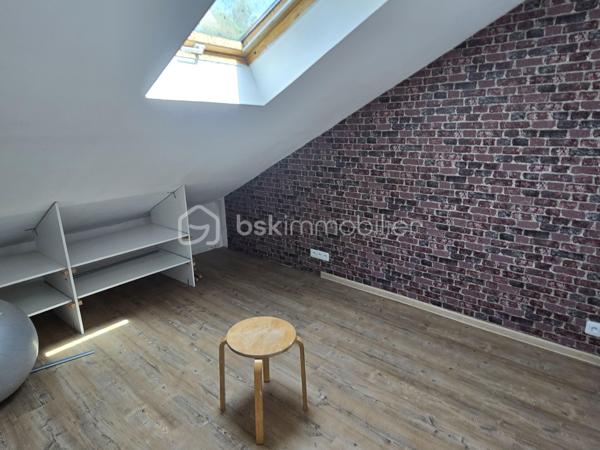 Située au cœur de Saint-Just-en-Chaussée, une commune recherchée offrant toutes les commodités à pied (écoles, commerces) et une gare reliant Paris Nord en seulement 45 minutes, découvrez cette maison mitoyenne de village de 75m² habitables offrant un excellent potentiel d'aménagement.

Un agencement fonctionnel et évolutif :

Rez-de-chaussée : Une belle entrée dessert une première pièce modulable, idéale pour un espace bureau ou une petite chambre. Vous accédez ensuite à une grande pièce de vie lumineuse ouverte sur la cuisine. Une salle d'eau, un WC indépendant et une buanderie à aménager complètent ce niveau.

À l'étage : L'espace nuit se compose actuellement de deux petites chambres. Grâce à une cloison facilement abattable, vous pourrez très aisément transformer cet étage en une superbe chambre parentale spacieuse.

Les extérieurs et prestations :
À l'extérieur, vous profiterez d'une terrasse et d'un jardin clos, un véritable atout pour les beaux jours. Côté technique, la maison est raccordée au tout-à-l'égout et dispose d'un système de chauffage électrique.

L'avis de votre conseiller :
Quelques travaux de modernisation sont à prévoir, ce qui fait de ce bien une opportunité rare pour façonner un intérieur entièrement à votre goût ou pour réaliser un investissement locatif performant et stratégique à moins de 30 minutes de Beauvais.

Votre projet immobilier sur le secteur
Vous souhaitez planifier une visite ou faire estimer votre propre bien ? Spécialiste du marché immobilier local, j'interviens quotidiennement pour réaliser vos avis de valeur et vos estimations gratuites sur les communes de Saint-Just-en-Chaussée, Breteuil, Beauvais, Tillé et Allonne (60000). Contactez moi dès aujourd'hui pour concrétiser vos objectifs.