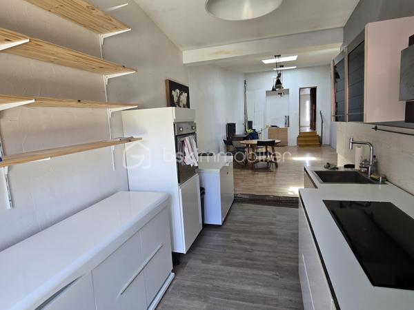 Située au cœur de Saint-Just-en-Chaussée, une commune recherchée offrant toutes les commodités à pied (écoles, commerces) et une gare reliant Paris Nord en seulement 45 minutes, découvrez cette maison mitoyenne de village de 75m² habitables offrant un excellent potentiel d'aménagement.

Un agencement fonctionnel et évolutif :

Rez-de-chaussée : Une belle entrée dessert une première pièce modulable, idéale pour un espace bureau ou une petite chambre. Vous accédez ensuite à une grande pièce de vie lumineuse ouverte sur la cuisine. Une salle d'eau, un WC indépendant et une buanderie à aménager complètent ce niveau.

À l'étage : L'espace nuit se compose actuellement de deux petites chambres. Grâce à une cloison facilement abattable, vous pourrez très aisément transformer cet étage en une superbe chambre parentale spacieuse.

Les extérieurs et prestations :
À l'extérieur, vous profiterez d'une terrasse et d'un jardin clos, un véritable atout pour les beaux jours. Côté technique, la maison est raccordée au tout-à-l'égout et dispose d'un système de chauffage électrique.

L'avis de votre conseiller :
Quelques travaux de modernisation sont à prévoir, ce qui fait de ce bien une opportunité rare pour façonner un intérieur entièrement à votre goût ou pour réaliser un investissement locatif performant et stratégique à moins de 30 minutes de Beauvais.

Votre projet immobilier sur le secteur
Vous souhaitez planifier une visite ou faire estimer votre propre bien ? Spécialiste du marché immobilier local, j'interviens quotidiennement pour réaliser vos avis de valeur et vos estimations gratuites sur les communes de Saint-Just-en-Chaussée, Breteuil, Beauvais, Tillé et Allonne (60000). Contactez moi dès aujourd'hui pour concrétiser vos objectifs.