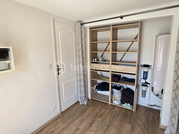Située au cœur de Saint-Just-en-Chaussée, une commune recherchée offrant toutes les commodités à pied (écoles, commerces) et une gare reliant Paris Nord en seulement 45 minutes, découvrez cette maison mitoyenne de village de 75m² habitables offrant un excellent potentiel d'aménagement.

Un agencement fonctionnel et évolutif :

Rez-de-chaussée : Une belle entrée dessert une première pièce modulable, idéale pour un espace bureau ou une petite chambre. Vous accédez ensuite à une grande pièce de vie lumineuse ouverte sur la cuisine. Une salle d'eau, un WC indépendant et une buanderie à aménager complètent ce niveau.

À l'étage : L'espace nuit se compose actuellement de deux petites chambres. Grâce à une cloison facilement abattable, vous pourrez très aisément transformer cet étage en une superbe chambre parentale spacieuse.

Les extérieurs et prestations :
À l'extérieur, vous profiterez d'une terrasse et d'un jardin clos, un véritable atout pour les beaux jours. Côté technique, la maison est raccordée au tout-à-l'égout et dispose d'un système de chauffage électrique.

L'avis de votre conseiller :
Quelques travaux de modernisation sont à prévoir, ce qui fait de ce bien une opportunité rare pour façonner un intérieur entièrement à votre goût ou pour réaliser un investissement locatif performant et stratégique à moins de 30 minutes de Beauvais.

Votre projet immobilier sur le secteur
Vous souhaitez planifier une visite ou faire estimer votre propre bien ? Spécialiste du marché immobilier local, j'interviens quotidiennement pour réaliser vos avis de valeur et vos estimations gratuites sur les communes de Saint-Just-en-Chaussée, Breteuil, Beauvais, Tillé et Allonne (60000). Contactez moi dès aujourd'hui pour concrétiser vos objectifs.