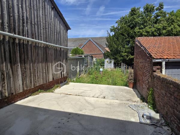 Située au cœur de Saint-Just-en-Chaussée, une commune recherchée offrant toutes les commodités à pied (écoles, commerces) et une gare reliant Paris Nord en seulement 45 minutes, découvrez cette maison mitoyenne de village de 75m² habitables offrant un excellent potentiel d'aménagement.

Un agencement fonctionnel et évolutif :

Rez-de-chaussée : Une belle entrée dessert une première pièce modulable, idéale pour un espace bureau ou une petite chambre. Vous accédez ensuite à une grande pièce de vie lumineuse ouverte sur la cuisine. Une salle d'eau, un WC indépendant et une buanderie à aménager complètent ce niveau.

À l'étage : L'espace nuit se compose actuellement de deux petites chambres. Grâce à une cloison facilement abattable, vous pourrez très aisément transformer cet étage en une superbe chambre parentale spacieuse.

Les extérieurs et prestations :
À l'extérieur, vous profiterez d'une terrasse et d'un jardin clos, un véritable atout pour les beaux jours. Côté technique, la maison est raccordée au tout-à-l'égout et dispose d'un système de chauffage électrique.

L'avis de votre conseiller :
Quelques travaux de modernisation sont à prévoir, ce qui fait de ce bien une opportunité rare pour façonner un intérieur entièrement à votre goût ou pour réaliser un investissement locatif performant et stratégique à moins de 30 minutes de Beauvais.

Votre projet immobilier sur le secteur
Vous souhaitez planifier une visite ou faire estimer votre propre bien ? Spécialiste du marché immobilier local, j'interviens quotidiennement pour réaliser vos avis de valeur et vos estimations gratuites sur les communes de Saint-Just-en-Chaussée, Breteuil, Beauvais, Tillé et Allonne (60000). Contactez moi dès aujourd'hui pour concrétiser vos objectifs.