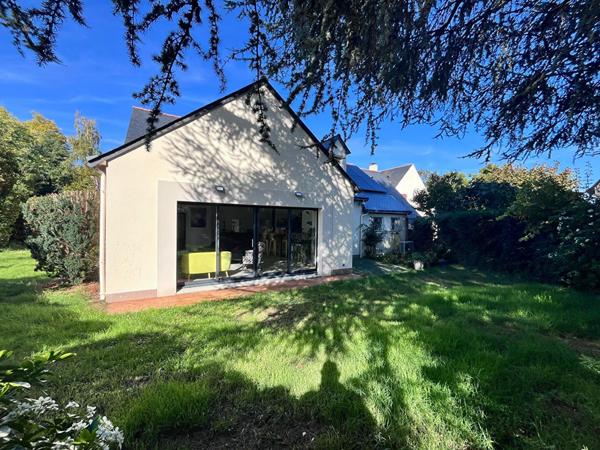 A vendre Angers Ouest Lac de Maine bois de Molière, maison lumineuse séjour exposé sud, cuisine ouverte aménagée équipée, 4 chambres plus un bureau dont chambres en rez-de-chaussée, une salle de bains, une salle de douche, jardin clos et garage.