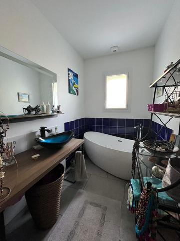 A vendre Angers Ouest Lac de Maine bois de Molière, maison lumineuse séjour exposé sud, cuisine ouverte aménagée équipée, 4 chambres plus un bureau dont chambres en rez-de-chaussée, une salle de bains, une salle de douche, jardin clos et garage.