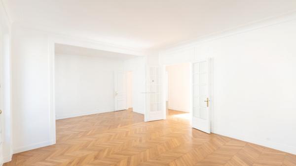 PARIS XVI - OCDE - MAGNIFIQUE APPARTEMENT HAUSSMANNIEN 3 CHAMBRES.