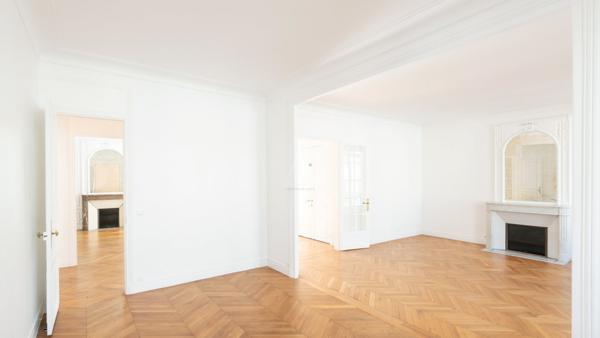 PARIS XVI - OCDE - MAGNIFIQUE APPARTEMENT HAUSSMANNIEN 3 CHAMBRES.