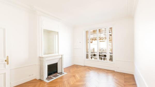 PARIS XVI - OCDE - MAGNIFIQUE APPARTEMENT HAUSSMANNIEN 3 CHAMBRES.