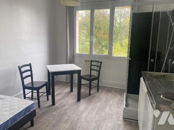 
A VENDRE à ABBEVILLE, à proximité du Centre Ville, un ensemble immobilier d'une surface habit...