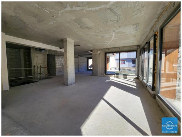 Local commercial à vendre à l’Alpe d’Huez – Environ 180 m² sur deux niveaux – Fort potentiel d’exploitation