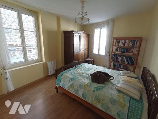 Centre de Pont D'Ouilly, une maison d'habitation d'une surface d'environ 97m² et de 4 pièces pr...