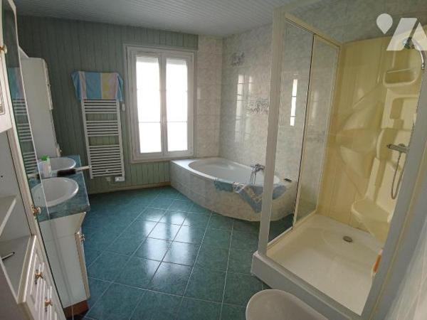 Centre de Pont D'Ouilly, une maison d'habitation d'une surface d'environ 97m² et de 4 pièces pr...