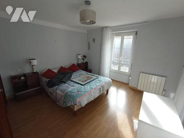 Centre de Pont D'Ouilly, une maison d'habitation d'une surface d'environ 97m² et de 4 pièces pr...