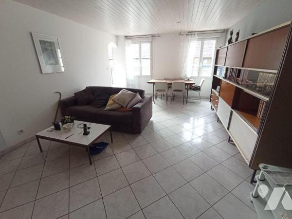 Centre de Pont D'Ouilly, une maison d'habitation d'une surface d'environ 97m² et de 4 pièces pr...