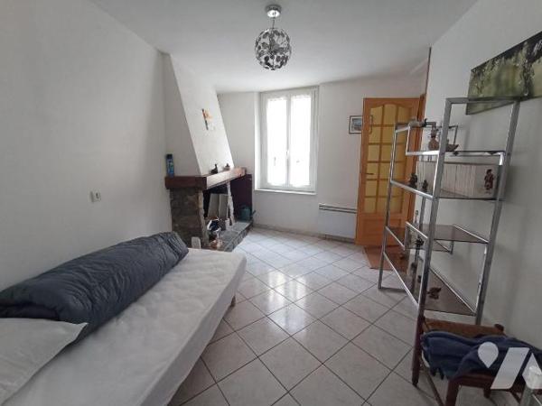 Centre de Pont D'Ouilly, une maison d'habitation d'une surface d'environ 97m² et de 4 pièces pr...