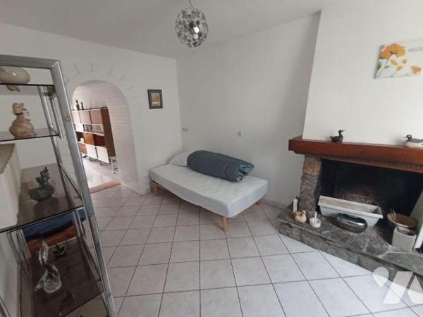 Centre de Pont D'Ouilly, une maison d'habitation d'une surface d'environ 97m² et de 4 pièces pr...