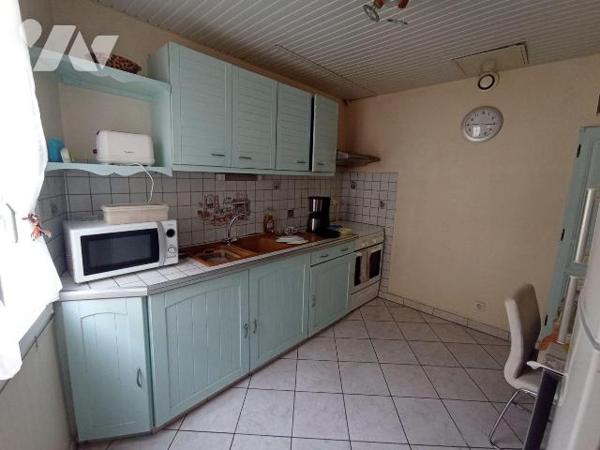 Centre de Pont D'Ouilly, une maison d'habitation d'une surface d'environ 97m² et de 4 pièces pr...