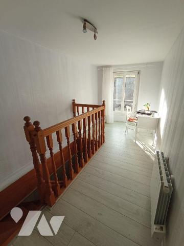 Centre de Pont D'Ouilly, une maison d'habitation d'une surface d'environ 97m² et de 4 pièces pr...