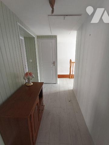 Centre de Pont D'Ouilly, une maison d'habitation d'une surface d'environ 97m² et de 4 pièces pr...