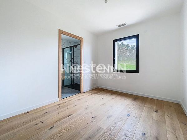A vendre Maison Preignan 5 pièce(s) 128.22 m2, finition haut de gamme, de plain pied avec jardin clos et portail électrique