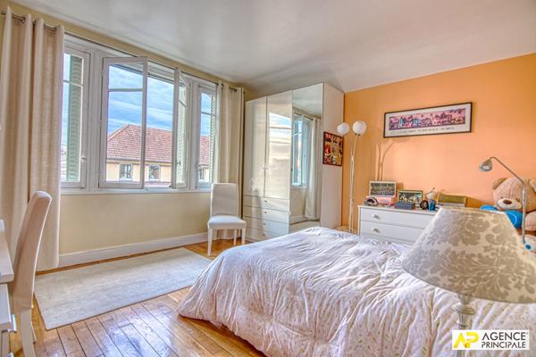 Versailles Rive-Droite Maison 8 pièces 290 m² au sol sur parcelle de 500 m² avec grand garage. €2 450 000 ** - Référence 27184