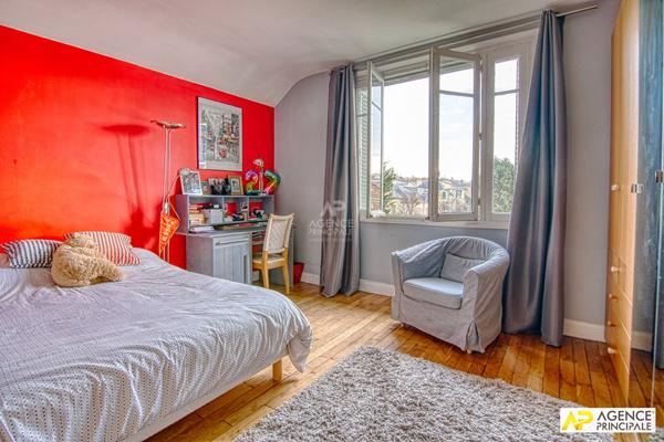 Versailles Rive-Droite Maison 8 pièces 290 m² au sol sur parcelle de 500 m² avec grand garage. €2 450 000 ** - Référence 27184