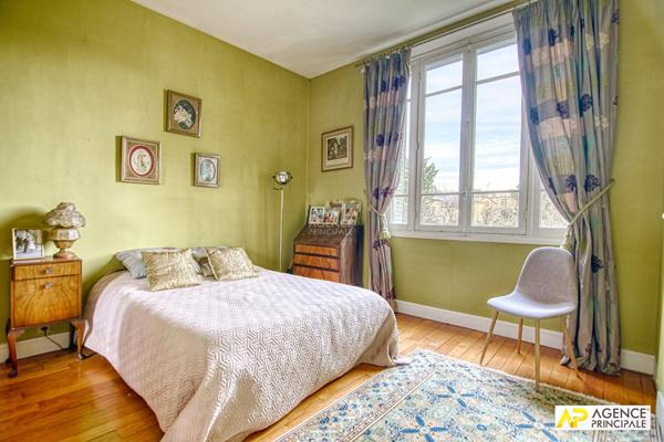 Versailles Rive-Droite Maison 8 pièces 290 m² au sol sur parcelle de 500 m² avec grand garage. €2 450 000 ** - Référence 27184