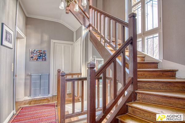 Versailles Rive-Droite Maison 8 pièces 290 m² au sol sur parcelle de 500 m² avec grand garage. €2 450 000 ** - Référence 27184