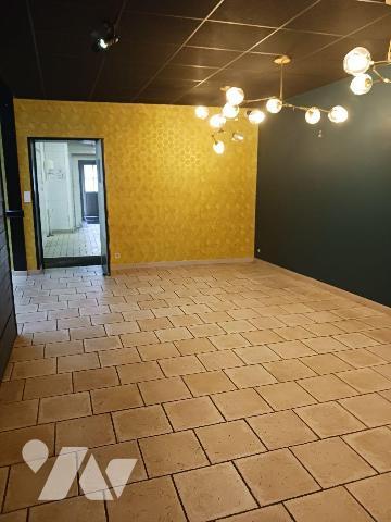 A VENDRE sur la commune de BAR SUR SEINE (Aube), un ensemble immobilier, actuellement à usage d...