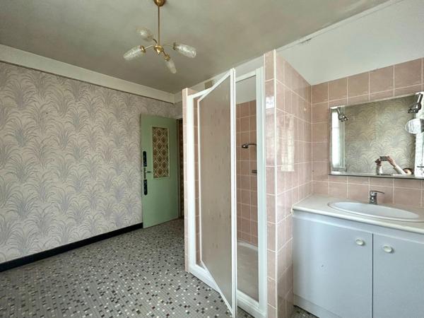 Maison de 4 chambres- fort potentiel à Meyssac