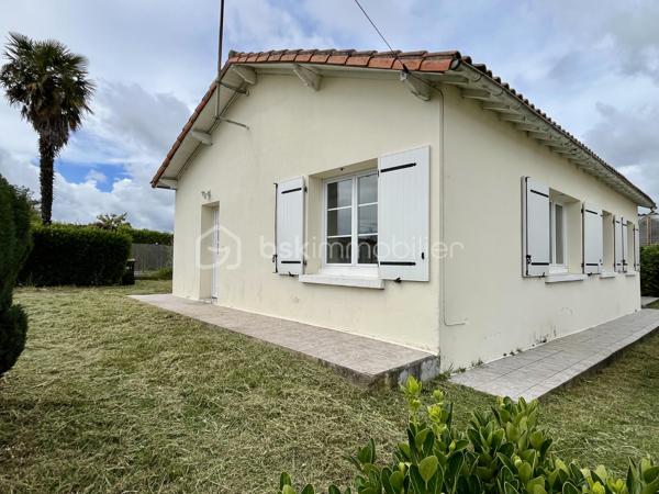 MÉDIS centre :
à 5 minutes à pied de boulangerie / supérette / école.
à 5 minutes en voiture de Royan et sa zone commerciale.


Maison de plain-pied, indépendante, dans un secteur pavillonnaire.


Les + de cette maison :
- Plain-pied intégral
- 3 chambres et une grande pièce, en plus du séjour et de la cuisine.
- sans mitoyenneté.

Actuellement chauffage central au gaz de ville.


COMPOSITION :

Entrée indépendante, ouvrant d’un côté sur une cuisine semi-ouverte, et de l’autre sur le séjour.

Grand salon/séjour lumineux de 26 m2, exposé Sud.

Espace nuit avec couloir desservant 3 chambres, une salle d’eau avec WC, et une grande pièce supplémentaire.

Chambre n°1 de 9,1 m2 avec placard intégré.
Chambre n°2 de 9,2 m2
Chambre n°3 de 9,7 m2 avec placard intégré.

Vaste pièce supplémentaire de 26 m2 avec une douche et un WC, pouvant être aménagée en suite parentale, studio, ou atelier.


EN EXTÉRIEUR :

Jardin clos sur parcelle de 540 m2.
Emplacements pour stationner plusieurs véhicules sur la parcelle, cabanon.
.