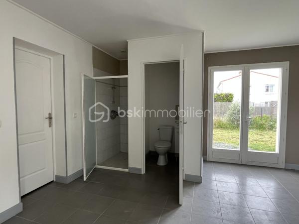 MÉDIS centre :
à 5 minutes à pied de boulangerie / supérette / école.
à 5 minutes en voiture de Royan et sa zone commerciale.


Maison de plain-pied, indépendante, dans un secteur pavillonnaire.


Les + de cette maison :
- Plain-pied intégral
- 3 chambres et une grande pièce, en plus du séjour et de la cuisine.
- sans mitoyenneté.

Actuellement chauffage central au gaz de ville.


COMPOSITION :

Entrée indépendante, ouvrant d’un côté sur une cuisine semi-ouverte, et de l’autre sur le séjour.

Grand salon/séjour lumineux de 26 m2, exposé Sud.

Espace nuit avec couloir desservant 3 chambres, une salle d’eau avec WC, et une grande pièce supplémentaire.

Chambre n°1 de 9,1 m2 avec placard intégré.
Chambre n°2 de 9,2 m2
Chambre n°3 de 9,7 m2 avec placard intégré.

Vaste pièce supplémentaire de 26 m2 avec une douche et un WC, pouvant être aménagée en suite parentale, studio, ou atelier.


EN EXTÉRIEUR :

Jardin clos sur parcelle de 540 m2.
Emplacements pour stationner plusieurs véhicules sur la parcelle, cabanon.
.