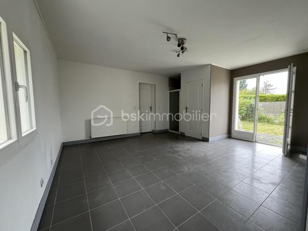 MÉDIS centre :
à 5 minutes à pied de boulangerie / supérette / école.
à 5 minutes en voiture de Royan et sa zone commerciale.


Maison de plain-pied, indépendante, dans un secteur pavillonnaire.


Les + de cette maison :
- Plain-pied intégral
- 3 chambres et une grande pièce, en plus du séjour et de la cuisine.
- sans mitoyenneté.

Actuellement chauffage central au gaz de ville.


COMPOSITION :

Entrée indépendante, ouvrant d’un côté sur une cuisine semi-ouverte, et de l’autre sur le séjour.

Grand salon/séjour lumineux de 26 m2, exposé Sud.

Espace nuit avec couloir desservant 3 chambres, une salle d’eau avec WC, et une grande pièce supplémentaire.

Chambre n°1 de 9,1 m2 avec placard intégré.
Chambre n°2 de 9,2 m2
Chambre n°3 de 9,7 m2 avec placard intégré.

Vaste pièce supplémentaire de 26 m2 avec une douche et un WC, pouvant être aménagée en suite parentale, studio, ou atelier.


EN EXTÉRIEUR :

Jardin clos sur parcelle de 540 m2.
Emplacements pour stationner plusieurs véhicules sur la parcelle, cabanon.
.
