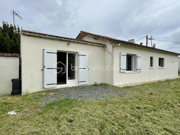 MÉDIS centre :
à 5 minutes à pied de boulangerie / supérette / école.
à 5 minutes en voiture de Royan et sa zone commerciale.


Maison de plain-pied, indépendante, dans un secteur pavillonnaire.


Les + de cette maison :
- Plain-pied intégral
- 3 chambres et une grande pièce, en plus du séjour et de la cuisine.
- sans mitoyenneté.

Actuellement chauffage central au gaz de ville.


COMPOSITION :

Entrée indépendante, ouvrant d’un côté sur une cuisine semi-ouverte, et de l’autre sur le séjour.

Grand salon/séjour lumineux de 26 m2, exposé Sud.

Espace nuit avec couloir desservant 3 chambres, une salle d’eau avec WC, et une grande pièce supplémentaire.

Chambre n°1 de 9,1 m2 avec placard intégré.
Chambre n°2 de 9,2 m2
Chambre n°3 de 9,7 m2 avec placard intégré.

Vaste pièce supplémentaire de 26 m2 avec une douche et un WC, pouvant être aménagée en suite parentale, studio, ou atelier.


EN EXTÉRIEUR :

Jardin clos sur parcelle de 540 m2.
Emplacements pour stationner plusieurs véhicules sur la parcelle, cabanon.
.