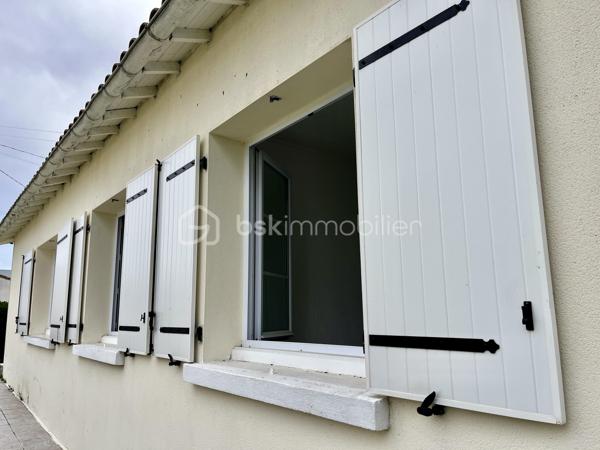 MÉDIS centre :
à 5 minutes à pied de boulangerie / supérette / école.
à 5 minutes en voiture de Royan et sa zone commerciale.


Maison de plain-pied, indépendante, dans un secteur pavillonnaire.


Les + de cette maison :
- Plain-pied intégral
- 3 chambres et une grande pièce, en plus du séjour et de la cuisine.
- sans mitoyenneté.

Actuellement chauffage central au gaz de ville.


COMPOSITION :

Entrée indépendante, ouvrant d’un côté sur une cuisine semi-ouverte, et de l’autre sur le séjour.

Grand salon/séjour lumineux de 26 m2, exposé Sud.

Espace nuit avec couloir desservant 3 chambres, une salle d’eau avec WC, et une grande pièce supplémentaire.

Chambre n°1 de 9,1 m2 avec placard intégré.
Chambre n°2 de 9,2 m2
Chambre n°3 de 9,7 m2 avec placard intégré.

Vaste pièce supplémentaire de 26 m2 avec une douche et un WC, pouvant être aménagée en suite parentale, studio, ou atelier.


EN EXTÉRIEUR :

Jardin clos sur parcelle de 540 m2.
Emplacements pour stationner plusieurs véhicules sur la parcelle, cabanon.
.