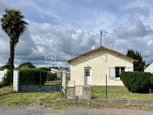 MÉDIS centre :
à 5 minutes à pied de boulangerie / supérette / école.
à 5 minutes en voiture de Royan et sa zone commerciale.


Maison de plain-pied, indépendante, dans un secteur pavillonnaire.


Les + de cette maison :
- Plain-pied intégral
- 3 chambres et une grande pièce, en plus du séjour et de la cuisine.
- sans mitoyenneté.

Actuellement chauffage central au gaz de ville.


COMPOSITION :

Entrée indépendante, ouvrant d’un côté sur une cuisine semi-ouverte, et de l’autre sur le séjour.

Grand salon/séjour lumineux de 26 m2, exposé Sud.

Espace nuit avec couloir desservant 3 chambres, une salle d’eau avec WC, et une grande pièce supplémentaire.

Chambre n°1 de 9,1 m2 avec placard intégré.
Chambre n°2 de 9,2 m2
Chambre n°3 de 9,7 m2 avec placard intégré.

Vaste pièce supplémentaire de 26 m2 avec une douche et un WC, pouvant être aménagée en suite parentale, studio, ou atelier.


EN EXTÉRIEUR :

Jardin clos sur parcelle de 540 m2.
Emplacements pour stationner plusieurs véhicules sur la parcelle, cabanon.
.