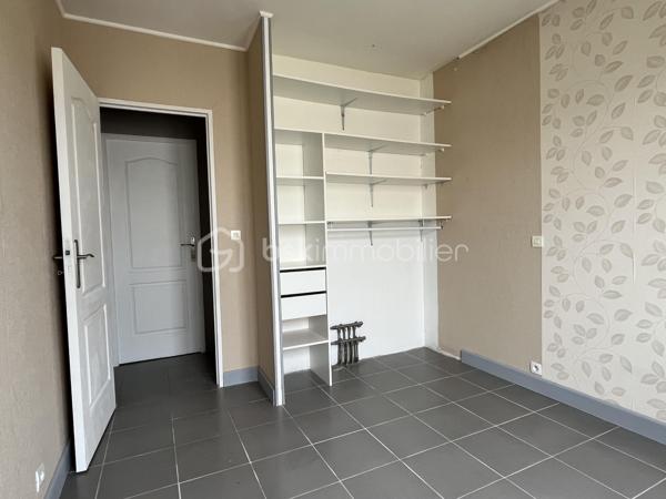 MÉDIS centre :
à 5 minutes à pied de boulangerie / supérette / école.
à 5 minutes en voiture de Royan et sa zone commerciale.


Maison de plain-pied, indépendante, dans un secteur pavillonnaire.


Les + de cette maison :
- Plain-pied intégral
- 3 chambres et une grande pièce, en plus du séjour et de la cuisine.
- sans mitoyenneté.

Actuellement chauffage central au gaz de ville.


COMPOSITION :

Entrée indépendante, ouvrant d’un côté sur une cuisine semi-ouverte, et de l’autre sur le séjour.

Grand salon/séjour lumineux de 26 m2, exposé Sud.

Espace nuit avec couloir desservant 3 chambres, une salle d’eau avec WC, et une grande pièce supplémentaire.

Chambre n°1 de 9,1 m2 avec placard intégré.
Chambre n°2 de 9,2 m2
Chambre n°3 de 9,7 m2 avec placard intégré.

Vaste pièce supplémentaire de 26 m2 avec une douche et un WC, pouvant être aménagée en suite parentale, studio, ou atelier.


EN EXTÉRIEUR :

Jardin clos sur parcelle de 540 m2.
Emplacements pour stationner plusieurs véhicules sur la parcelle, cabanon.
.