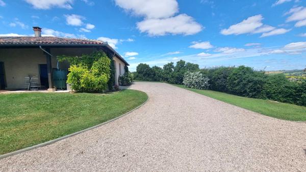 Maison L Isle Jourdain 240 m2 sur un terrain arboré de 4075m², garages, piscine, vue imprenable