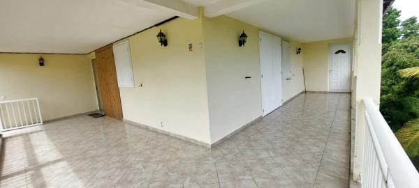 Gosier : appartement avec terrasse 3 chambres à louer