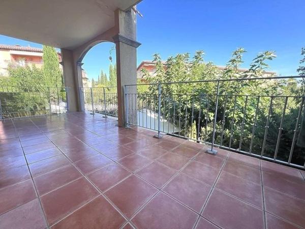 Magnifique T4 avec terrasse, piscine et double garage à Puyricard