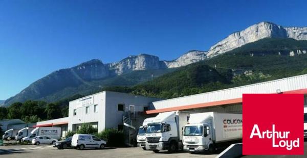 Zone de Fret recherchée 70m2 de bureaux fonctionnels, accès facile, forte visibilité.