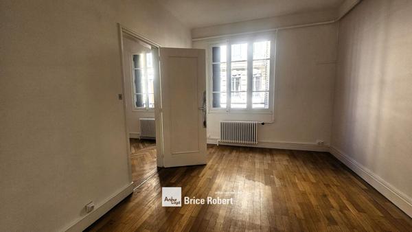 Bureaux à louer Lyon 6ème au 1er étage proche transports en commun