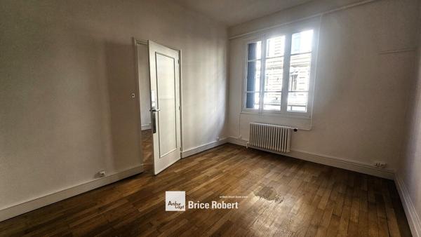 Bureaux à louer Lyon 6ème au 1er étage proche transports en commun