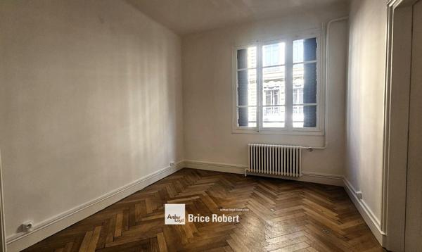 Bureaux à louer Lyon 6ème au 1er étage proche transports en commun